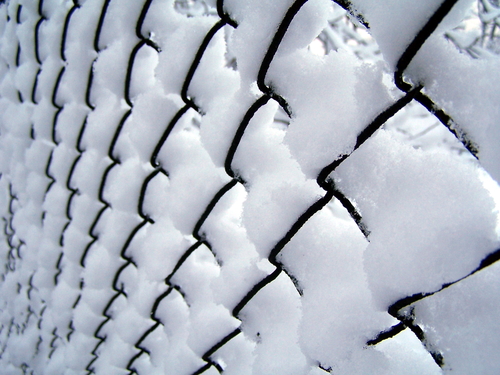 Gerade an Drahtzäunen können durch größere Schneeablagerungen schnell Schäden entstehen.